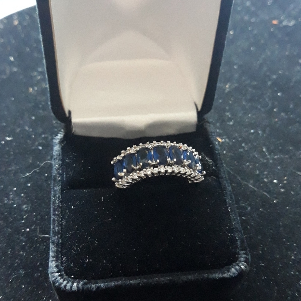 Ladies sterling silver ring with cz very nice ring
